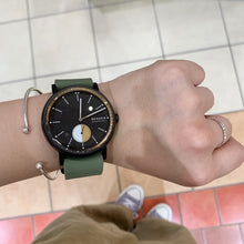Load image into Gallery viewer, Skagen Signatur Field Watch SKW6541 42mm Black & Tan On Green Silicone Worn Shot 2